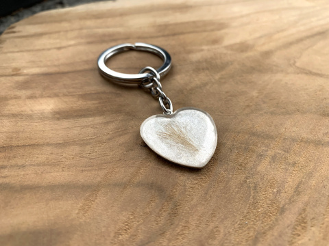 Brelok z sierścią pupila w srebrze – wyjątkowa pamiątka po ukochanym zwierzaku