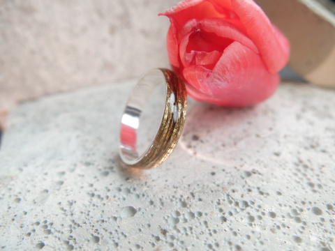 Obrączka z sierścią pupila ze srebra 925 — biżuteria pamiątkowa