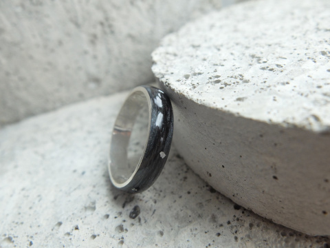 Obrączka z sierścią pupila ze srebra 925 — biżuteria pamiątkowa