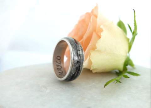 Obrączka z sierścią pupila ze srebra 925 — biżuteria pamiątkowa