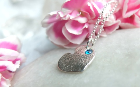 Wisiorek z odciskiem łapki lub noska